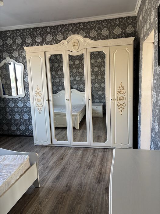 Продам спальную гарнитуру без матраса и парту