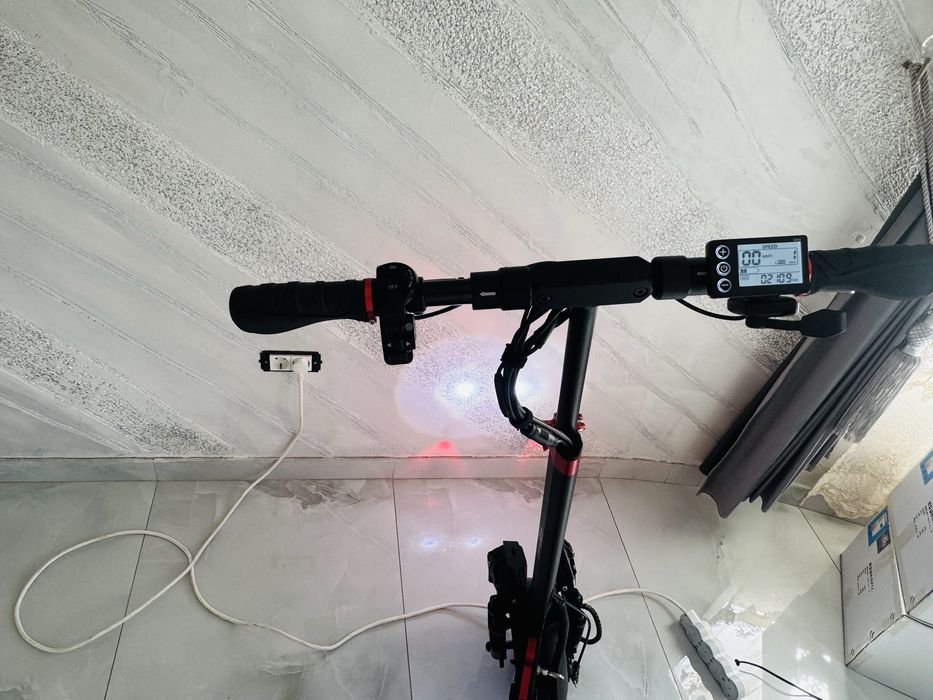 Vand trotineta  E-CORSS 2X2                    45 de milioane