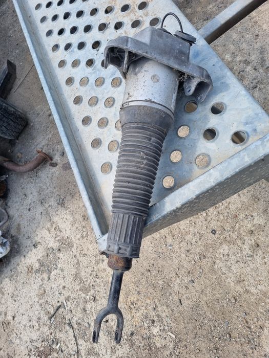 perna aer stanga fata audi a8