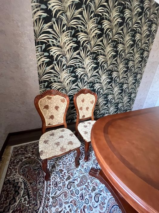 Стол и стулья продам