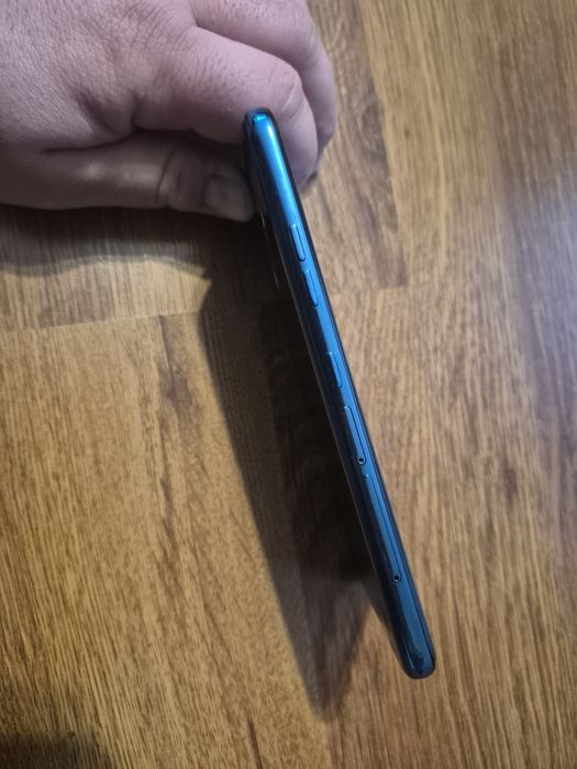 Смартфон LG Q60 + карта памет 128GB, кейсове и протектори