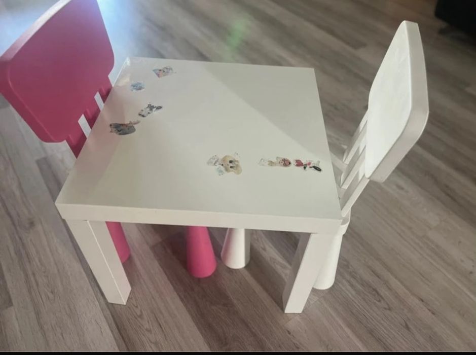 Vând măsuță Ikea copii plus două scaune