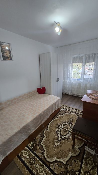Apartament cu 3 camere de închiriat