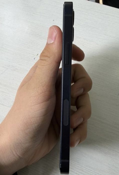 iPhone 12 черного цвета