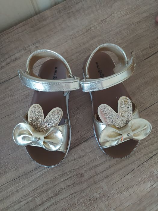 Продам новые сандали на девочку