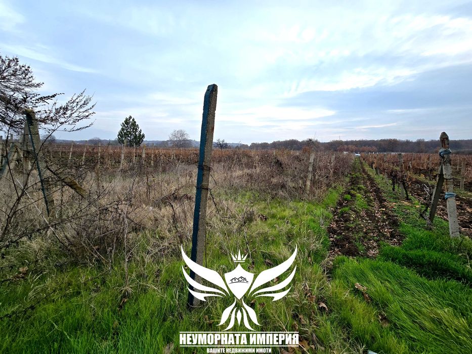 Продавам земя 1086кв.м. на първа линия преди село Козаново