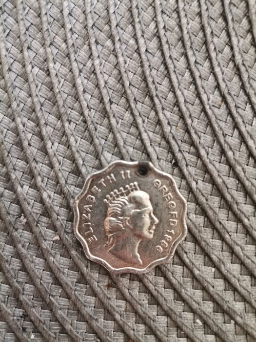 Monedă extrem de rară Regina ELIZABETA 2 cu 8 erori de fabrică