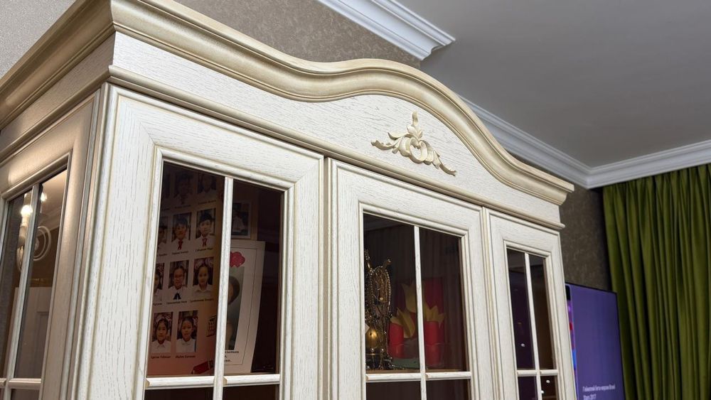 Продам шкаф витрину для гостиной