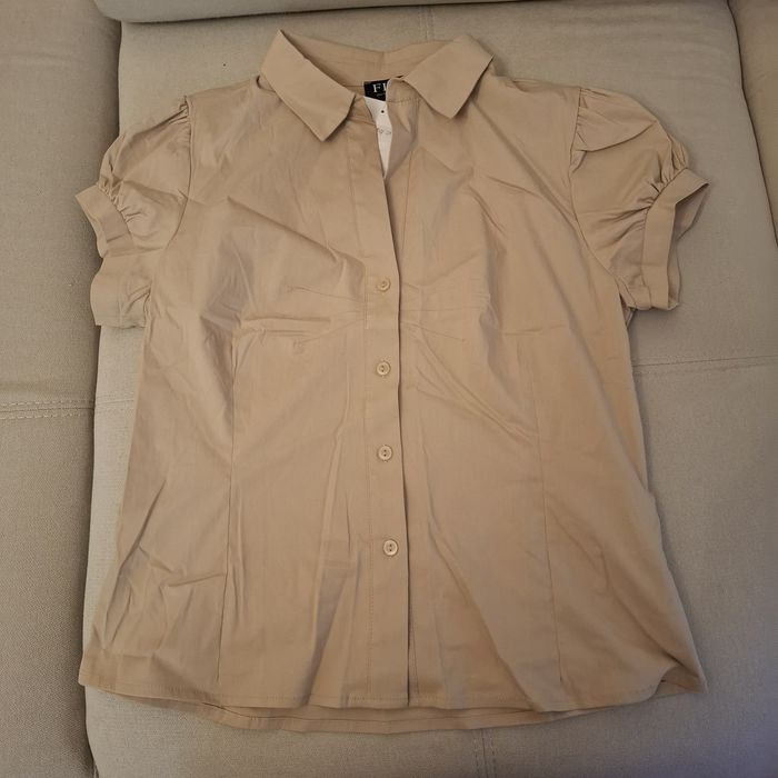 Bluza crem, marime M, putin elastica, noua, cu eticheta