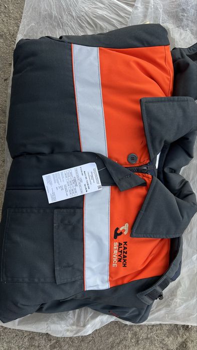 2 синий спец одежды и 4 куртки