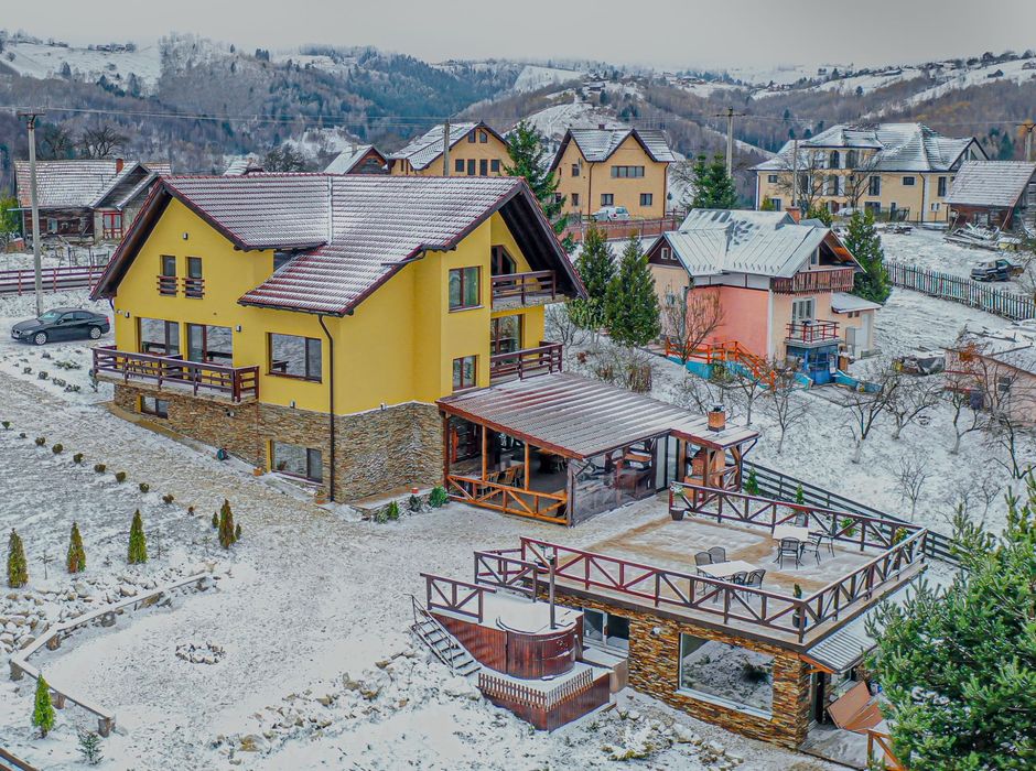 Vând proprietate turistică — sat Peştera, Moieciu, Brașov