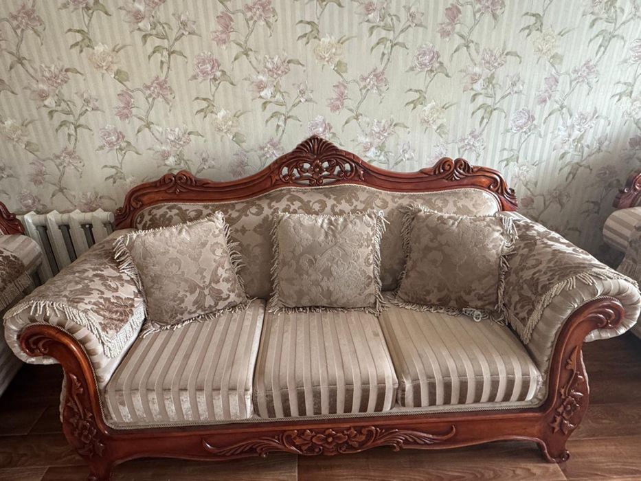 Продам срочно диван с креслами