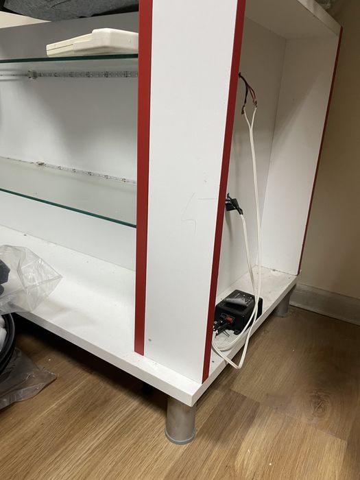 Продавам витрина етажерка