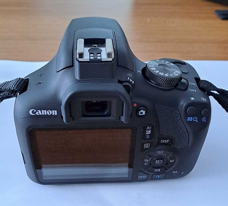 Aparat foto DSLR Canon EOS 2000D
