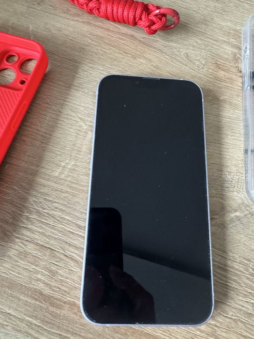 Iphone 14 с два кейса и зарядно
