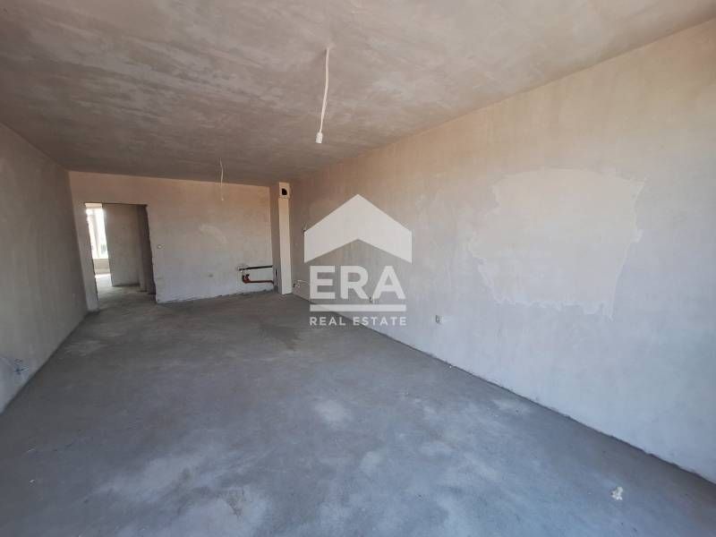 Тристаен апартамент в нова сграда с Акт 16 в района на Колхозен пазар