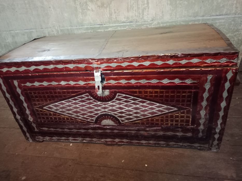 Продам  красивые сундуки,палас полушерсть