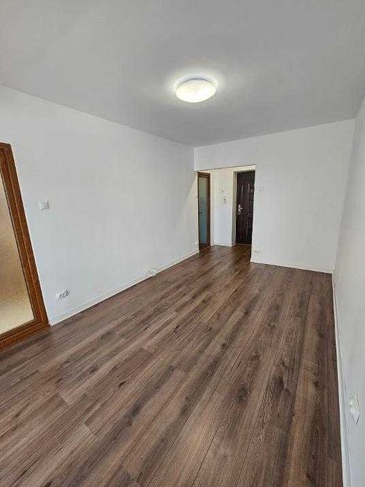 Vand garsoniera renovata in blocul de la CEC (ultracentral)