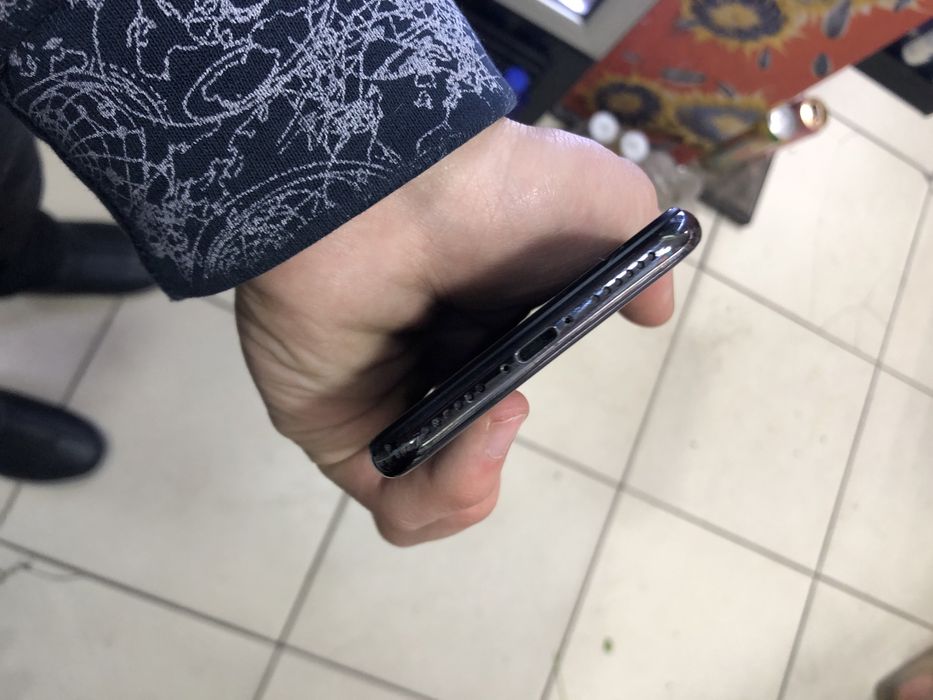 Iphone x srochna sotiladi