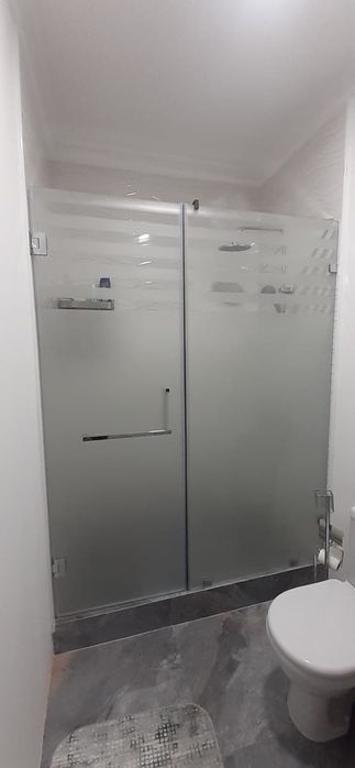 Стеклянные душевые кабинки