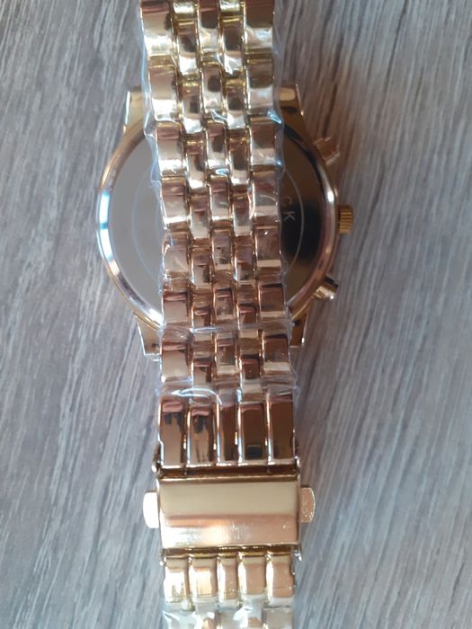 Красив златист часовник