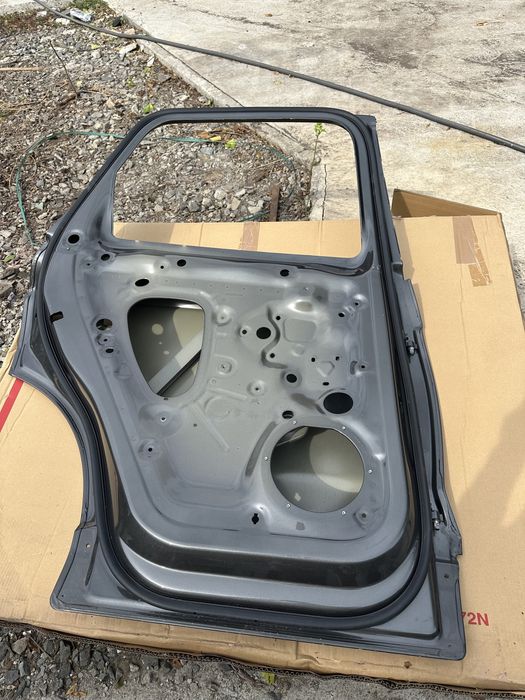 VW Touareg 2019 - задна лява врата