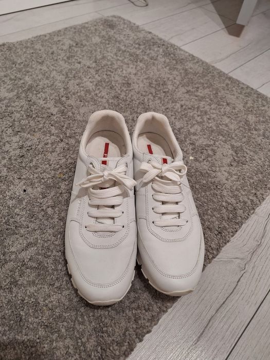 Vând pantofi sport Prada!