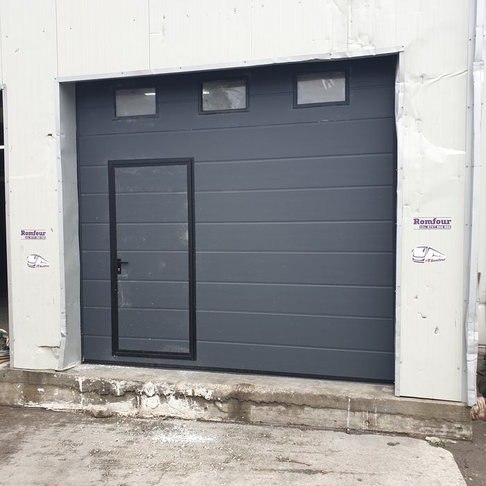 Usa garaj sectionala pentru  hale.