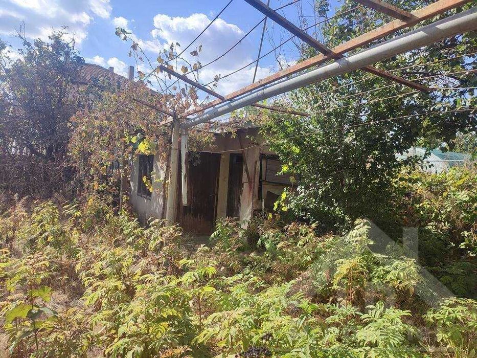 Двуетажна къща в близост до центъра на Генерал Тошево