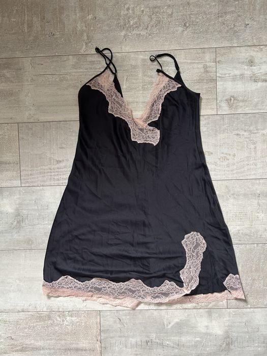 сатенена нощниза с розова дантела