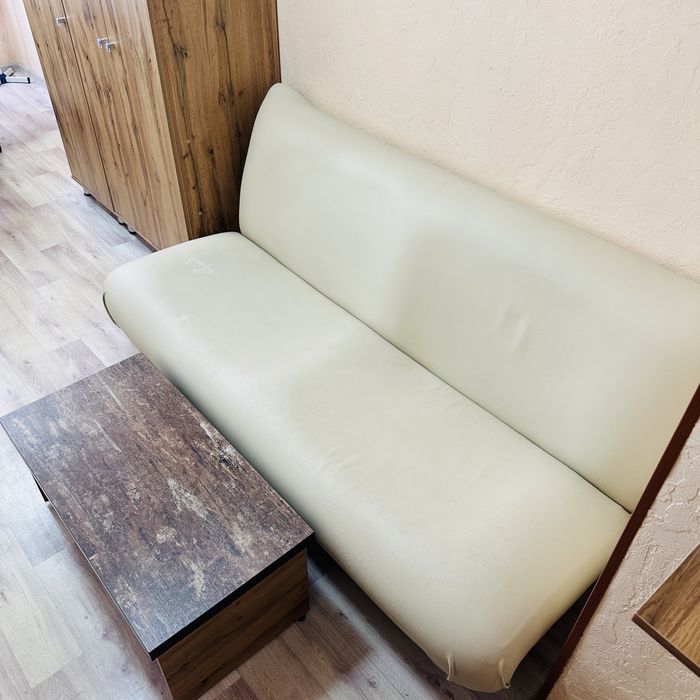 Диван с журнальным столиком