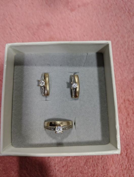 Продам золотые серьги