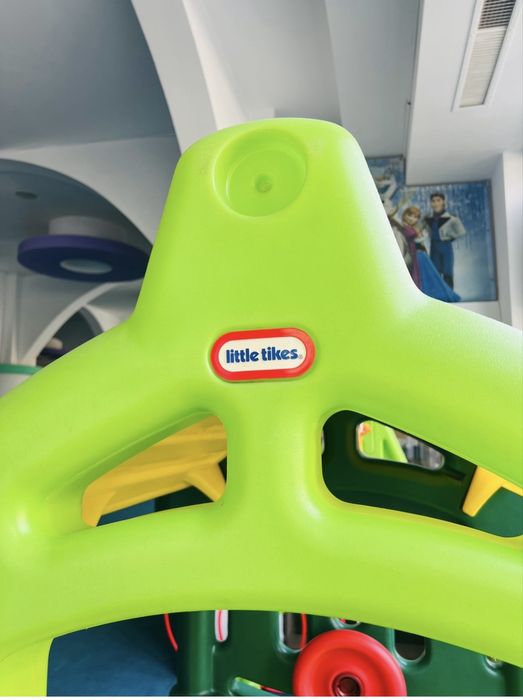 Spatiu de joacă, cu leagane si tobogan Little Tikes.