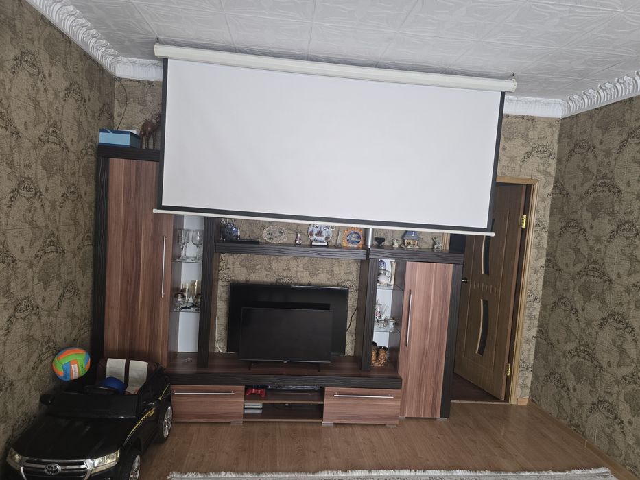 Проектор с экраном 2500 на 2500