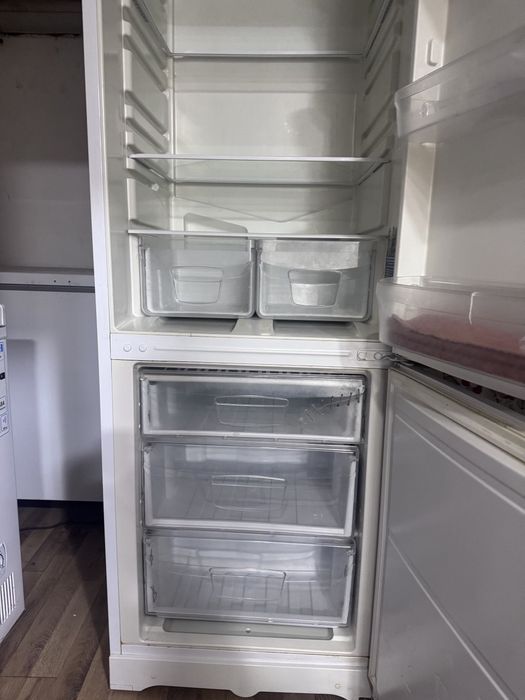 INDESIT muzlatgich sotiladi, Продаётся INDESIT холодильник