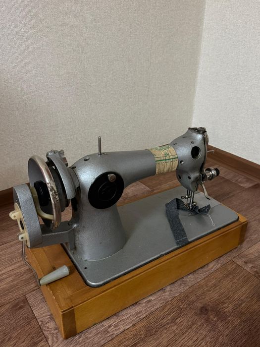 Продам ручную швейную машинку