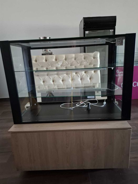 Vitrină de prezentare din sticlă cu iluminare LED – 125×85×60 cm