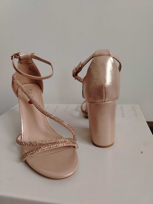 Елегантни дамски сандали