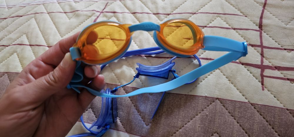 Продавам детски очила за плуване