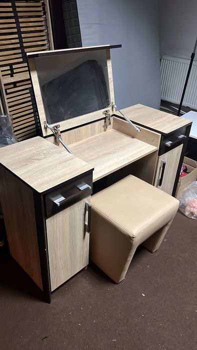 Măsuța make UP cu taburet inclus