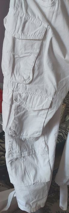 Pantaloni cargo albi noi cu eticheta New Yorker marimea 38