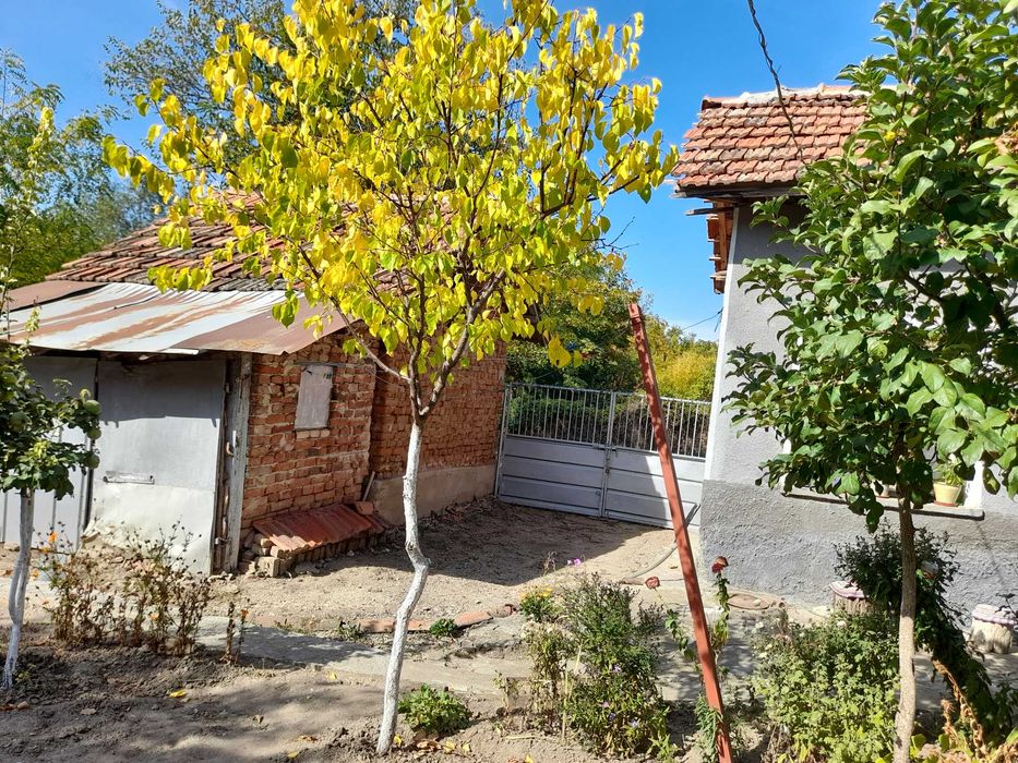 Продажба на къща в село Бръшляница