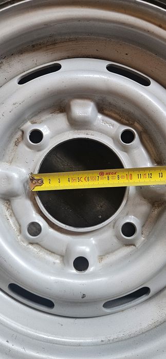 Se vând doua anvelope , una pentru remorca 165/80 R 13 si una pentru rezerva SUV  32x11.5 R15