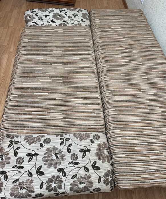 Диван - кровать с подушками