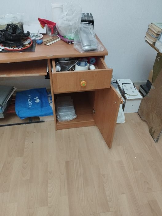 Отдам  стол и шкаф стеллаж