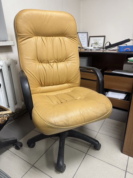 Кресло офисное в хорошем состояние