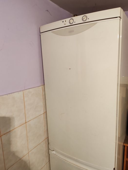 Vand aragaz în stare buna și combina frigorifica