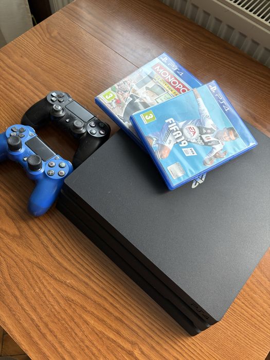 PS4 PRO 1TB + 2 controllere
