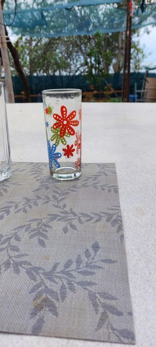 Продавам различни комплекти чаши