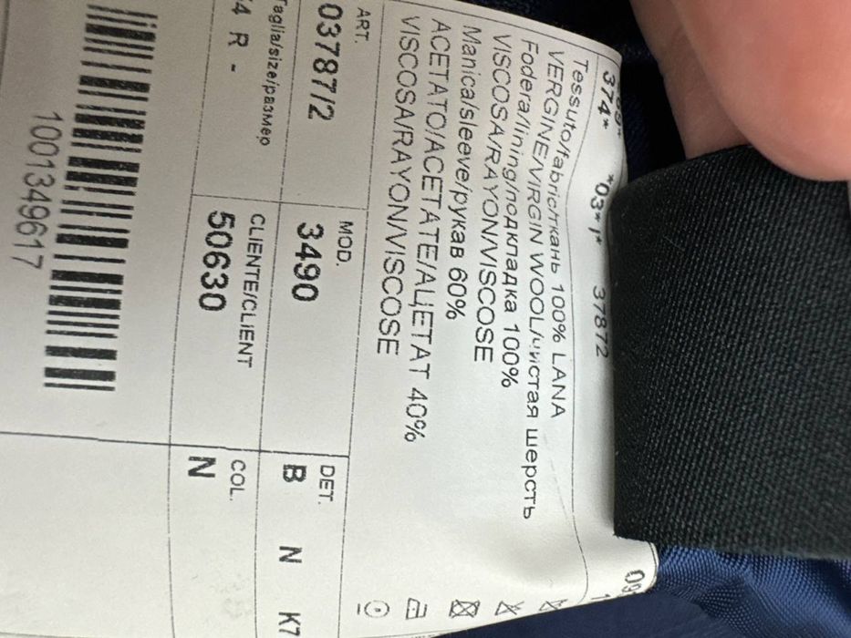 Продается классический костюм-брюк

Мужской костюм с брюком в синем